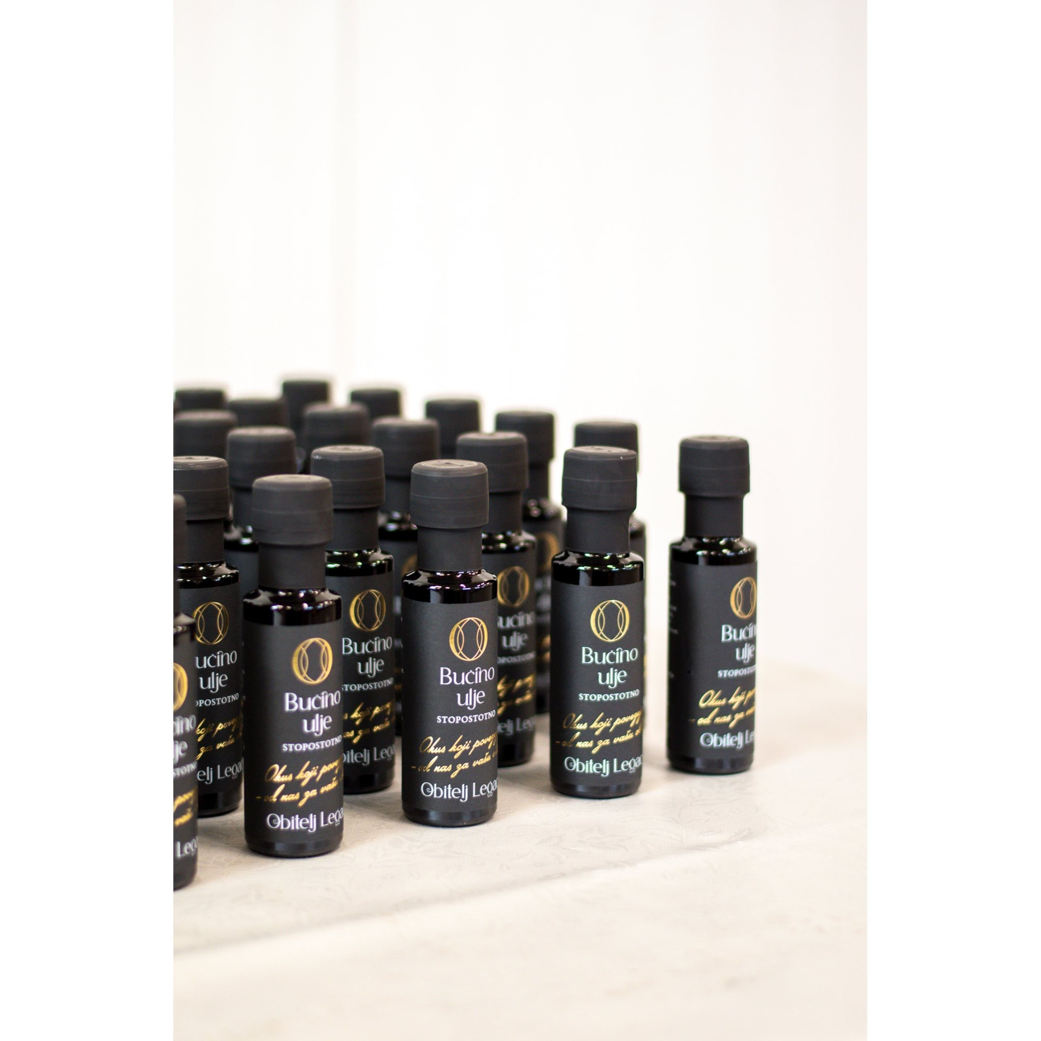 Buchino Oil 100% - mješavina tradicije, domaćih sjemenki i ručne izrade. Prirodno bogato vitaminom E i antioksidansima koji štite srce i zdravlje kože. Idealno za osobnu upotrebu ili kao poklon.