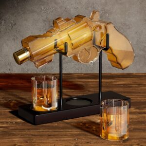 Set dekantera u obliku revolvera, kreativan poklon, savršen za vojne entuzijaste i muškarce. Dolazi s 2 čaše, 1 drvenim stalkom i 1 izljevom za lijevanje, lagan i čvrst. 230 ml/7.7 oz. Ručno izrađen ukras, idealan za Dan očeva, poklone za Valentinovo.